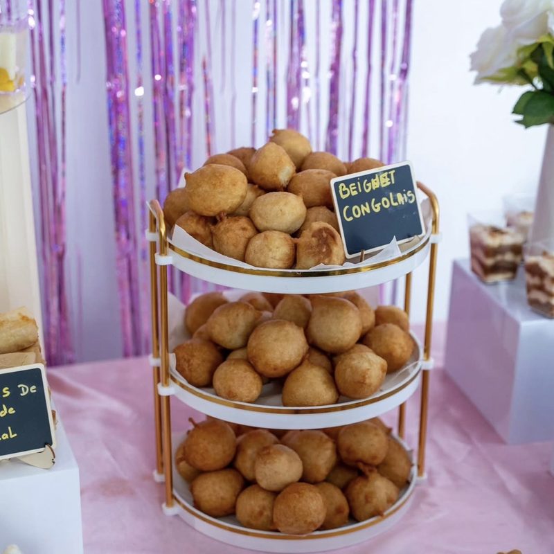 Présentoir de beignets congolais dorés