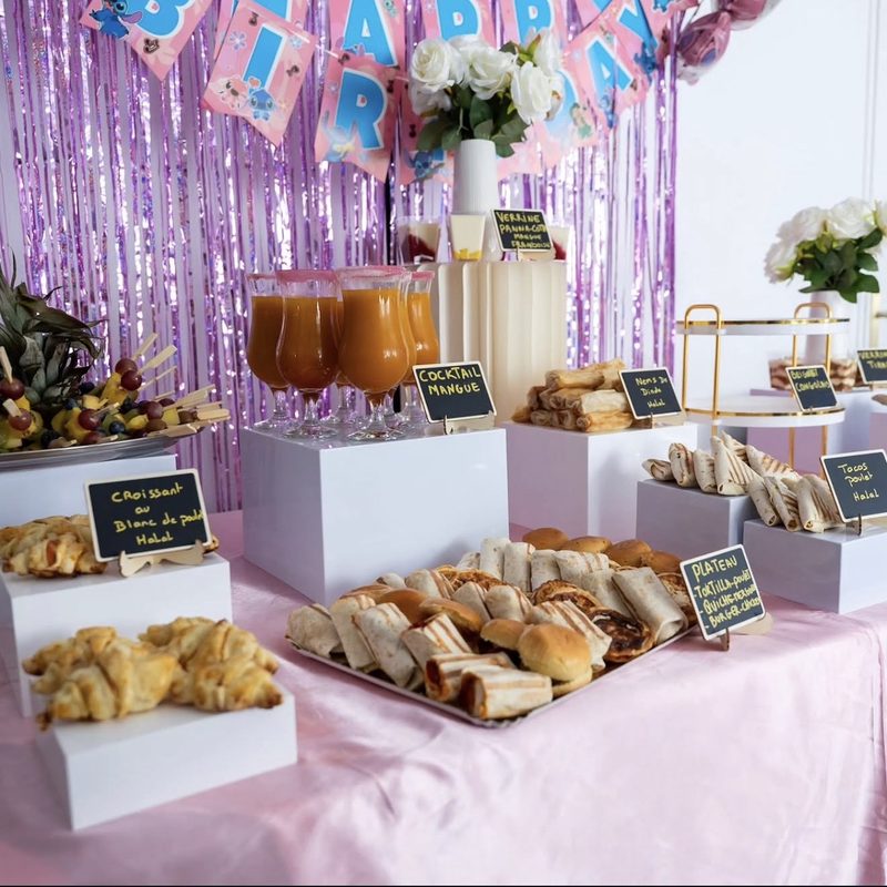Buffet d'anniversaire avec cocktails mangue et tacos poulet
