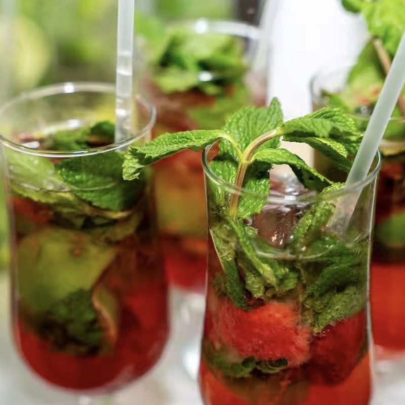 Cocktails mojito à la fraise et menthe fraîche
