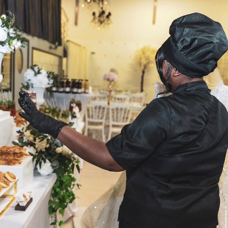 Salle de réception dressée avec son buffet de pièces cocktail