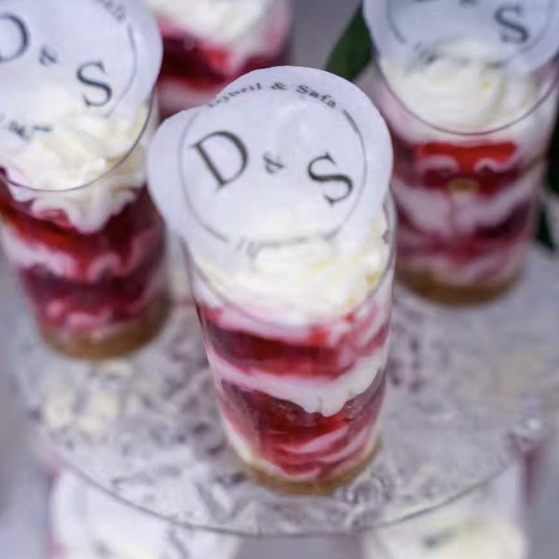 Verrines fraise et chantilly au monogramme des mariés
